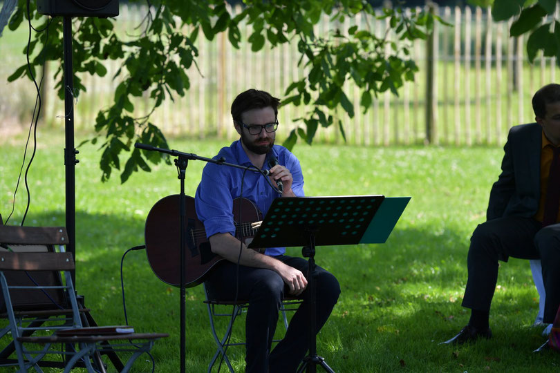 Freie Trauung im Freien mit Gitarrenbegleitung und Traurednern von Strauß & Fliege