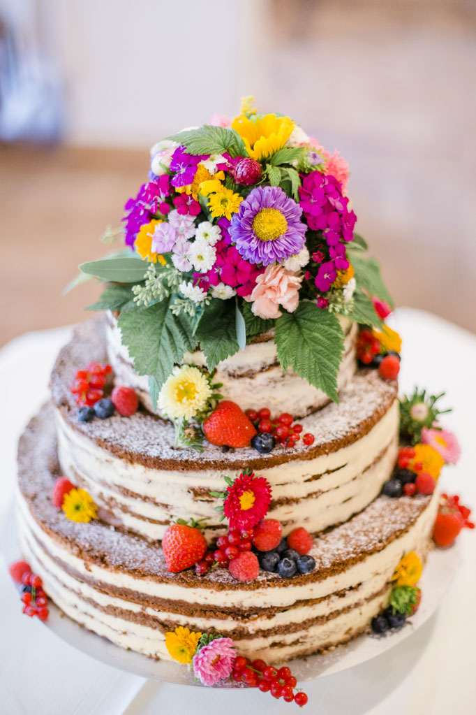 Traumhafte Hochzeitstorte mit Blumendekoration