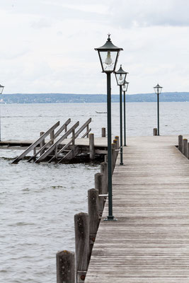 Holzsteg am Starnberger See eignet sich wunderbar für eine freie Trauung | Strauß & Fliege