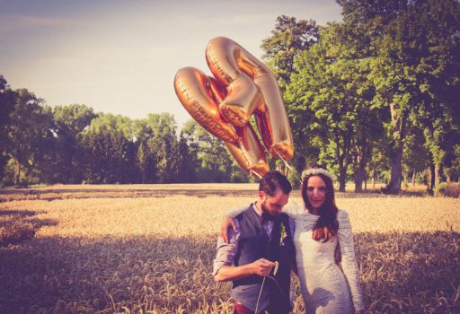 DIY Freie Trauung auf der Sommerwiese mit Strauß & Fliege