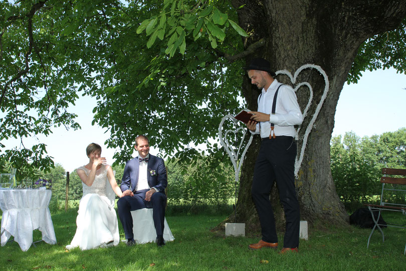 DIY Hochzeit mit Trauredner Johann-Jakob Wulf von Strauß & Fliege