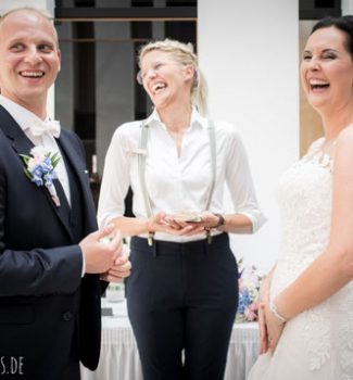Hochzeitsrednerin Carolin Wett hält eine freie Trauung