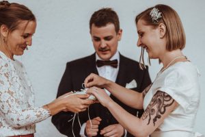 Ringwechsel des Brautpaares bei der freien Trauung