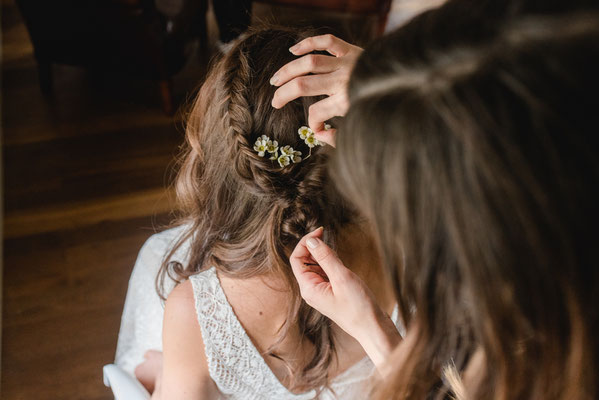 Wunderschöne Brautfriseur mit Blumen | Strauß & Fliege