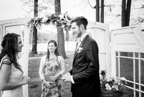 Kleine Hochzeit zu zweit auf einer Wiese mit persönlicher Traurede