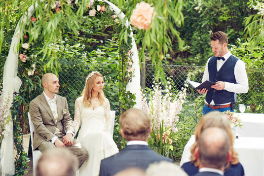 Hochzeit unter freiem Himmel mit Hochzeitsrednerin von Strauß & Fliege