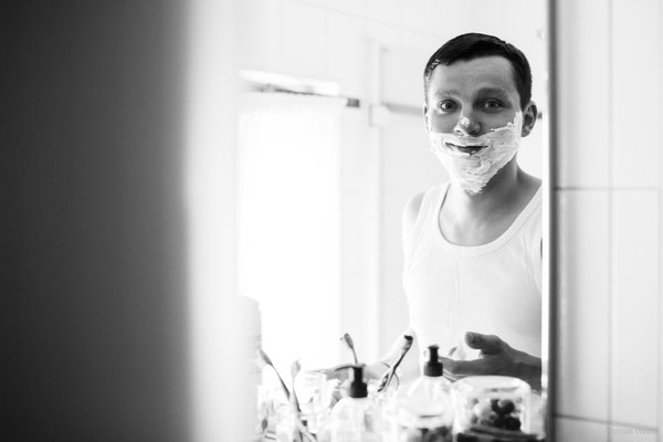 Bräutigam rasiert sich für die Hochzeitsfeier | Getting-Ready | Strauß & Fliege