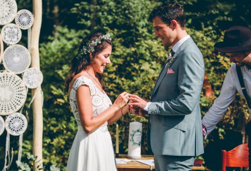 Niko und Sabrina feiern Ihre DIY freie Trauung im Blueland bei Ohlstadt in Bayern