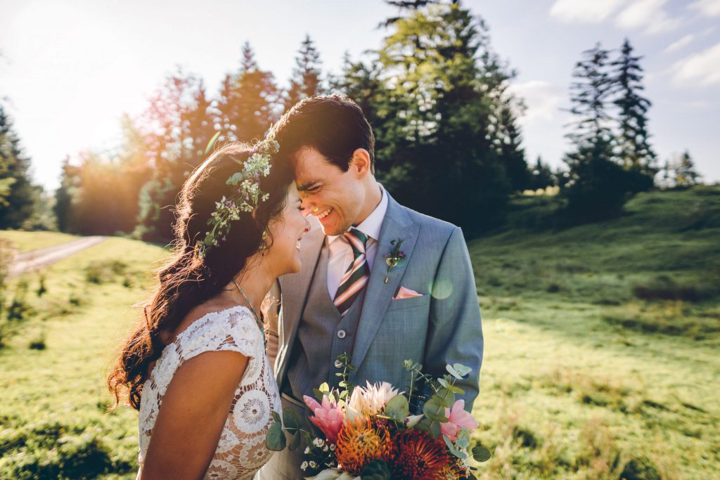 Niko und Sabrina feiern Ihre DIY freie Trauung im Blueland bei Ohlstadt in Bayern.