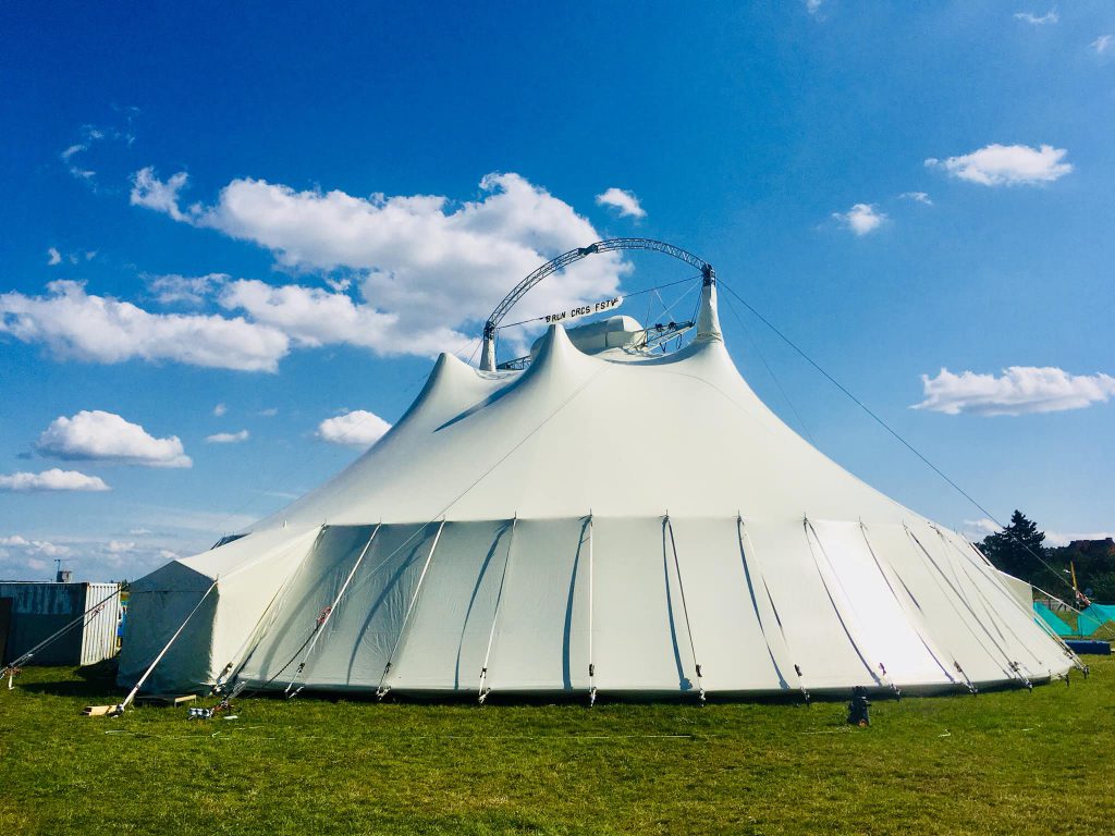 Feiert jetzt Eure Traumhochzeit in diesem Zelt | Strauß & Fliege