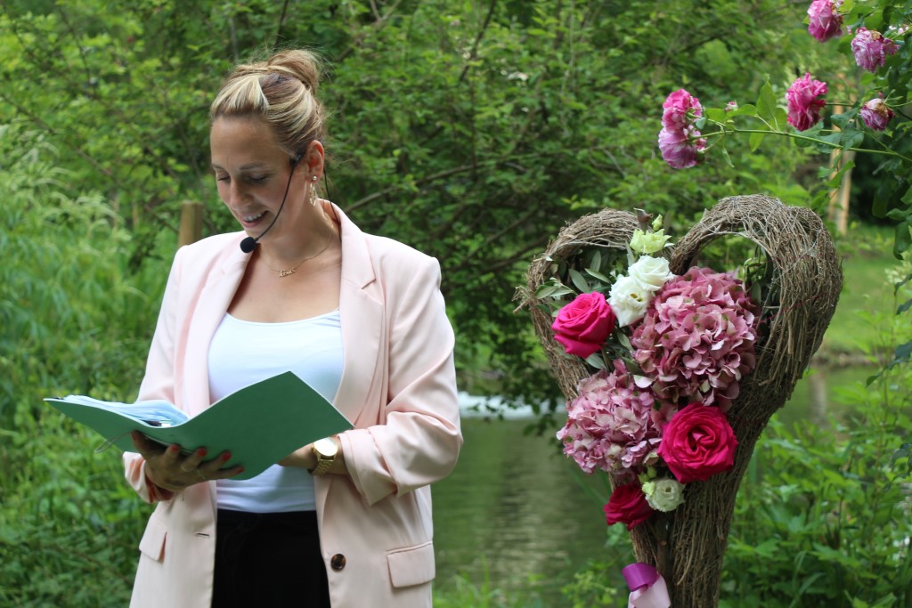 Hochzeitsrednerin Isar | Melanie gestaltet wunderschöne Trauzeremonien | Strauß & Fliege