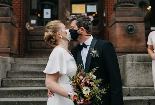 Corona Hochzeit Berlin mit Strauß & Fliege Traurednerin Juliane