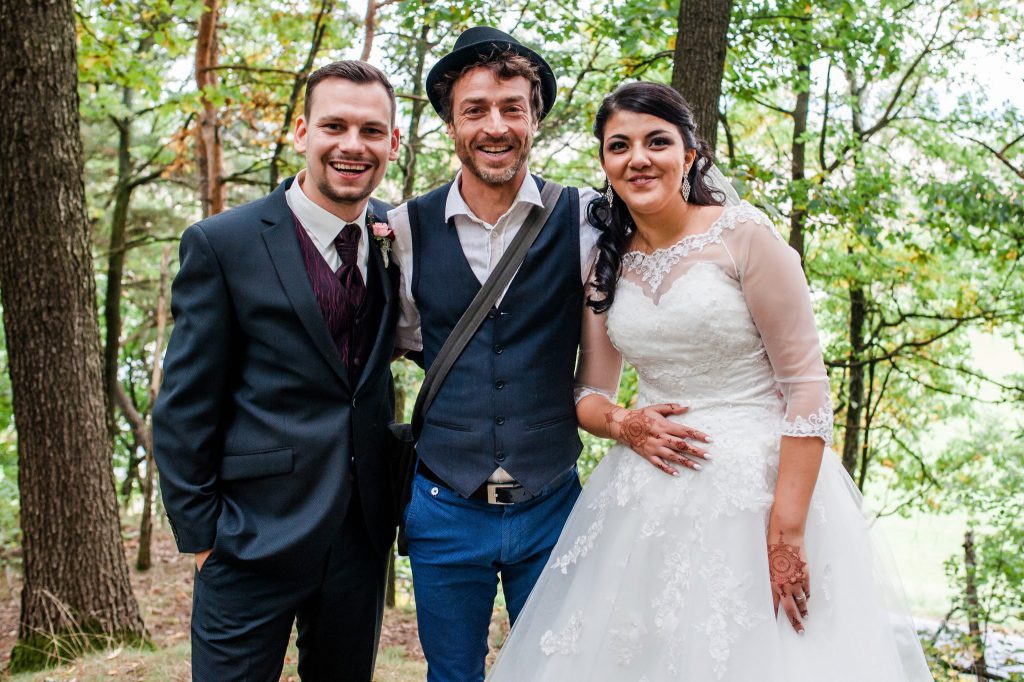 Brautpaar mit Hochzeitsredner Thomas in Sachsen | Strauß & Fliege