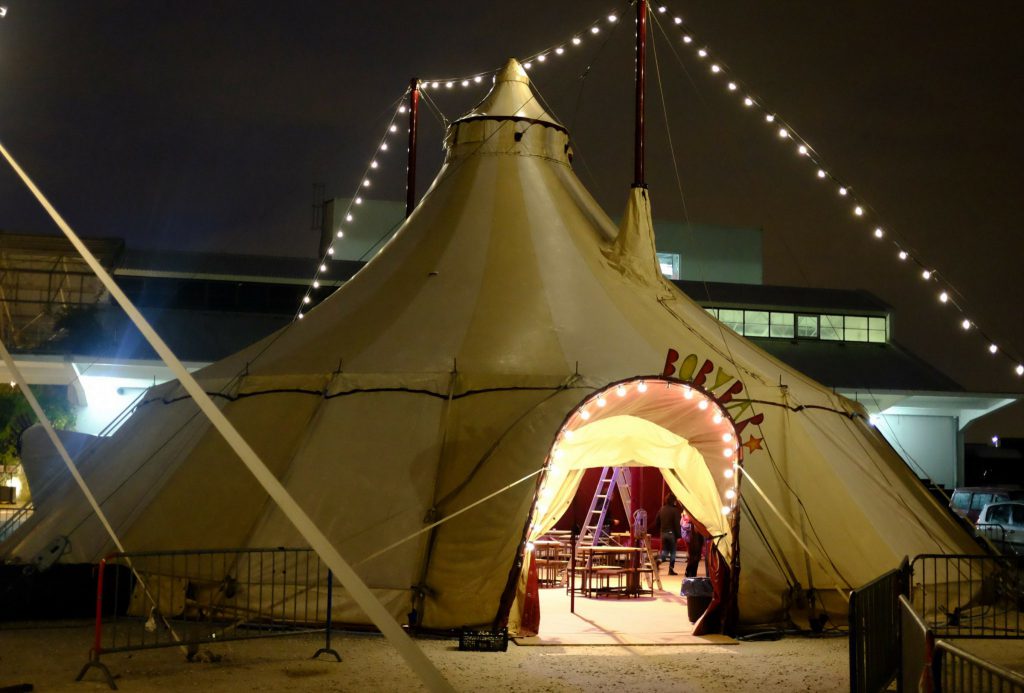 Freie Trauung und Hochzeit in einem Zirkuszelt bei Nacht