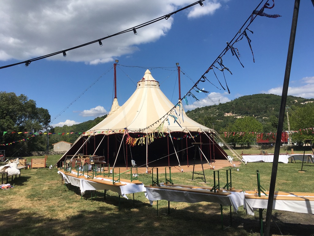 Zirkuszelt als Hochzeitslocation mit Terassenfunktion und Outdoorarea | Strauß & Fliege