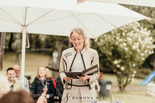 Hochzeitsrednerin Elna Lindgens bei einer freien Trauung im Freien
