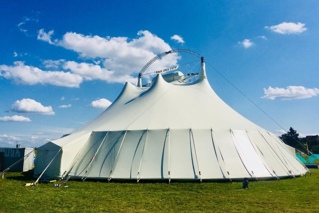 Feiert jetzt Eure Traumhochzeit in diesem Zelt | Strauß & Fliege