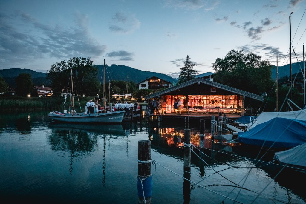 Bootshaus und Steg am See als Hochzeitslocation | Stra