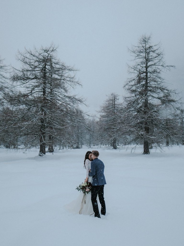 Brautpaar im Schnee