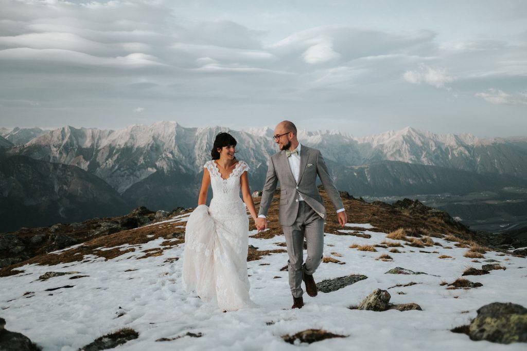 Elopement Brautpaar auf Bergspitze im Schnee