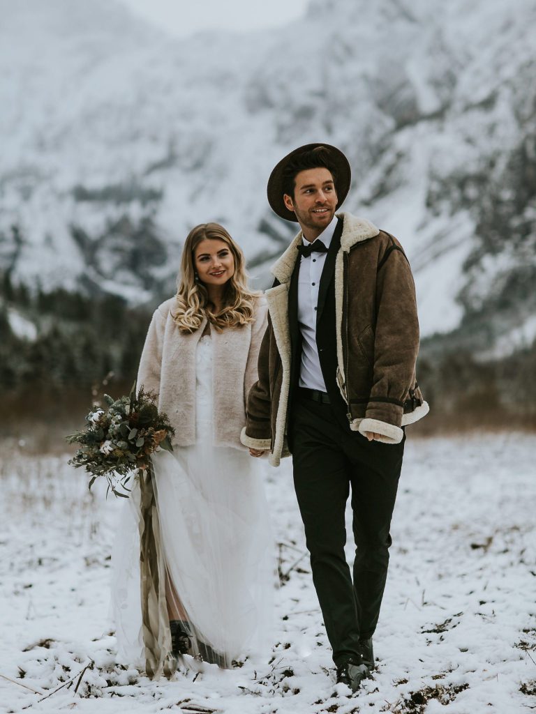 Brautpaar in verschneiten Bergen heiratet noch spontan in 2020 | Strauß & Fliege