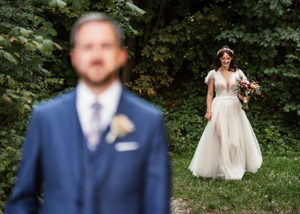 Braut und Bräutigam sehen sich zum ersten Mal vor der Hochzeit | Strauß & Fliege