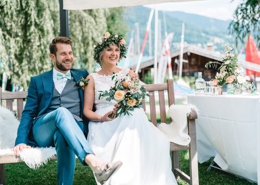 Hochzeitsfotograf München: Alex Mayer | Fröhliches Brautpaar während der freien Trauzeremonie | Strauß & Fliege
