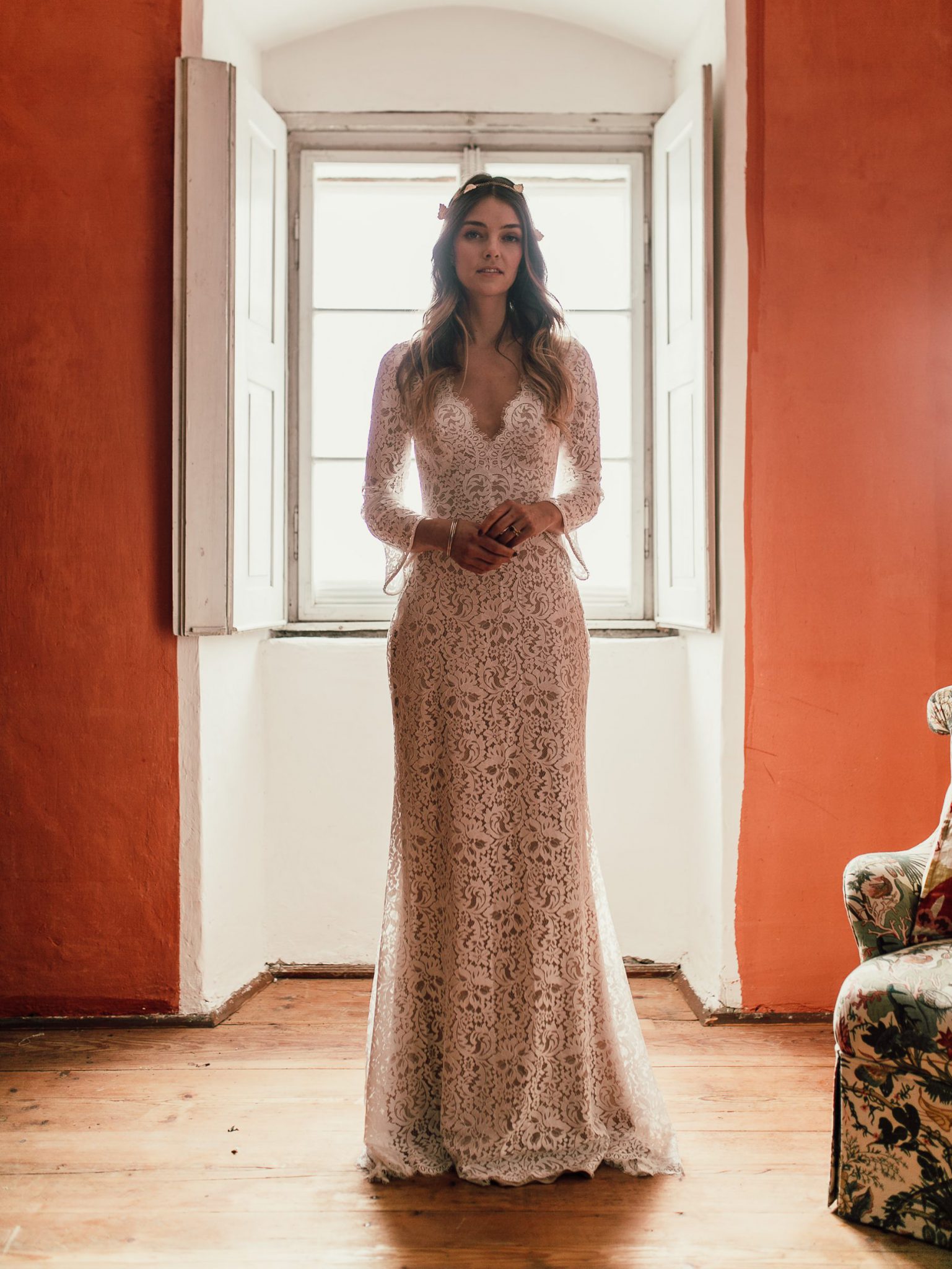Braut in Brautkleid aus Spitze