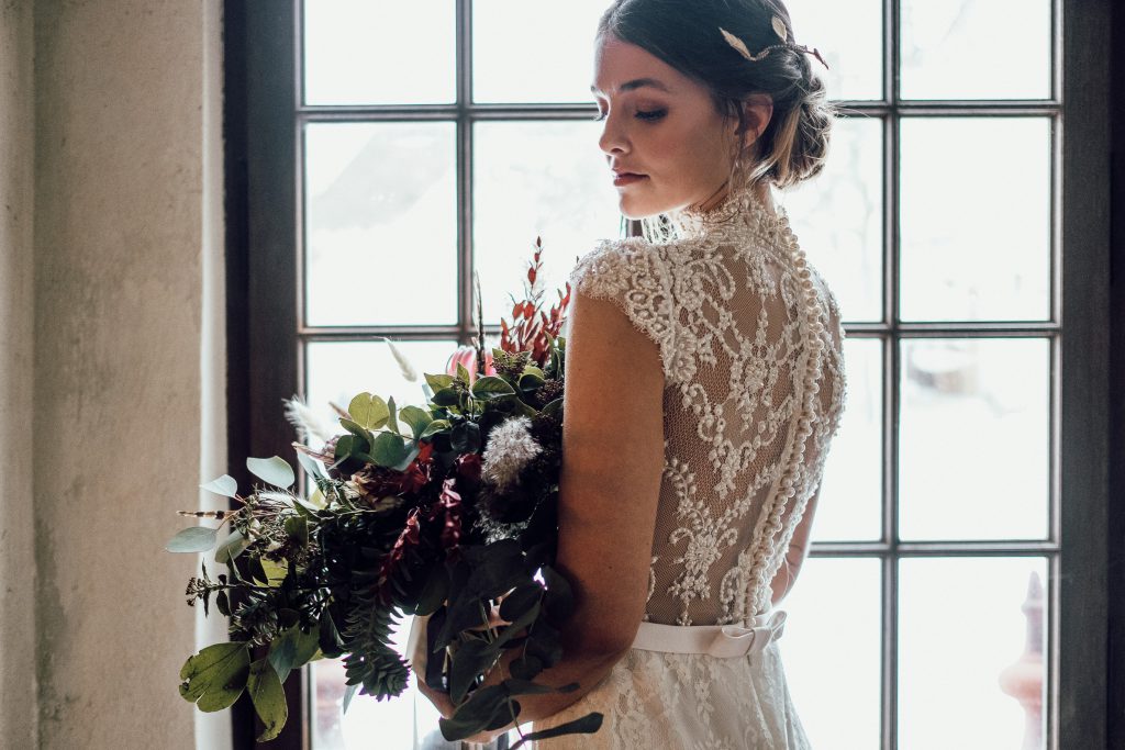 Braut in Brautkleid aus Spitze | Strauß & Fliege