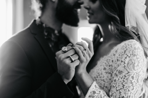 Großaufnahme der Eheringe eines Brautpaares