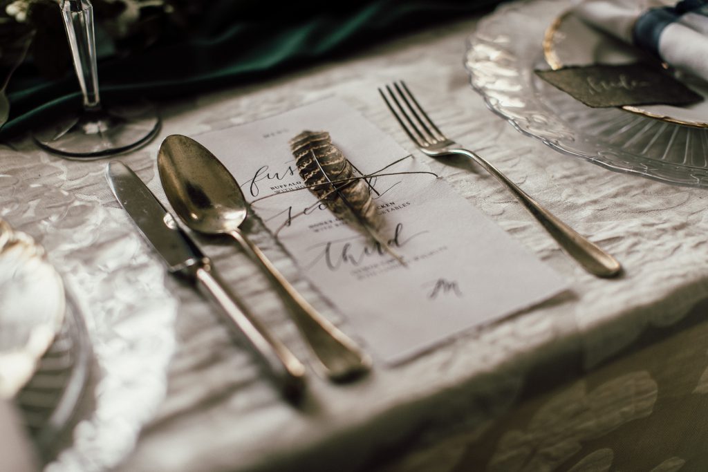 Tischdekoration mit Feder für eine Hochzeitsfeier | Strauß & Fliege