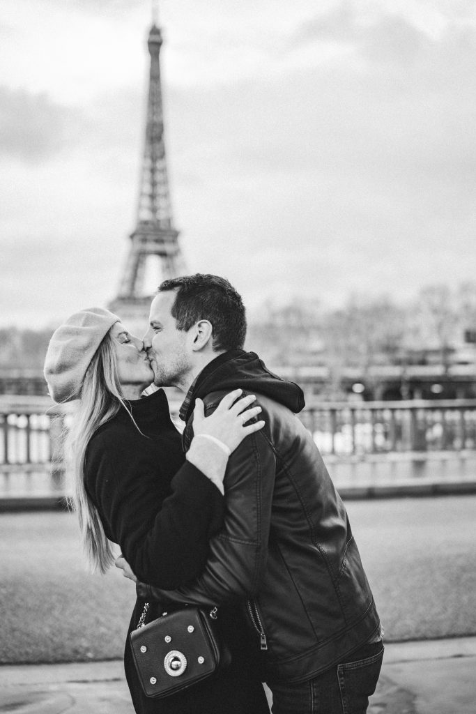 Ein Paar küsst sich unter dem Eifelturm nach dem Heiratsantrag | Strauß & Fliege