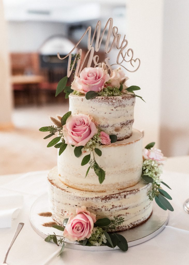 Hochzeitstorte mit Rosendekoration