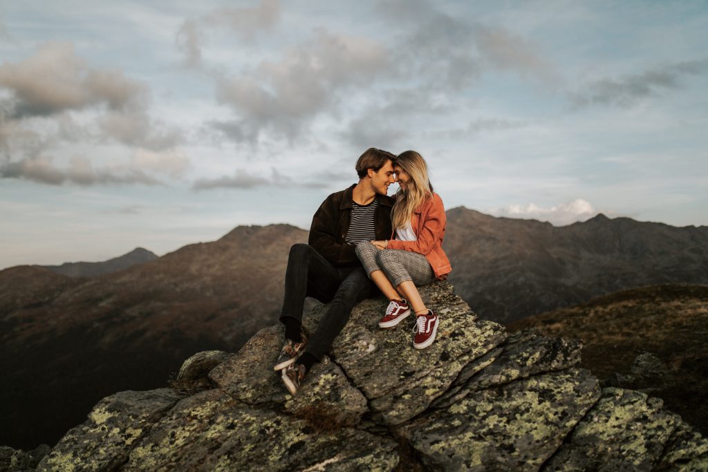 Ein Pärchen bei seinem Heiratsantrag auf einer Bergspitze
