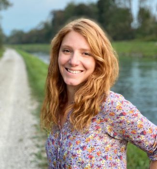 Rebekka Seaman ist eine der besten bilingualen Traurednerinnen in Berlin | Strauß & Fliege