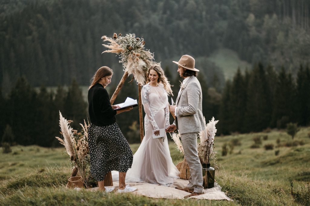 Traurede bei einer Elopement Hochzeit in den Alpen | Strauß & Fliege