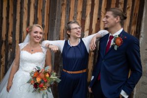 Glückliches Brautpaar mit Traurednerin Cathrein Unger von Strauß & Fliege