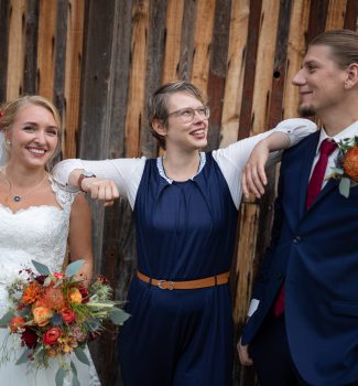 Glückliches Brautpaar mit Traurednerin Cathrein Unger von Strauß & Fliege