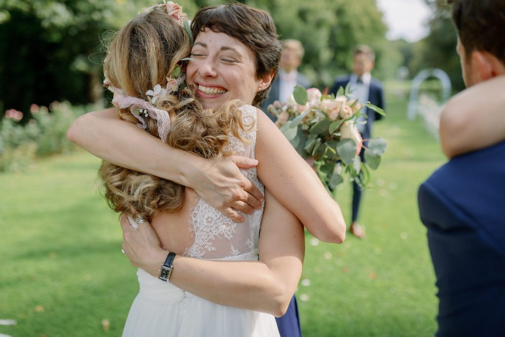 Glückliche Braut umarmt Traurednerin Carola vor Dankbarkeit und Freude