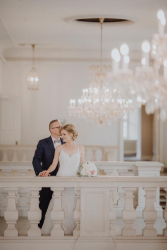 Brautpaar im eleganten Schloss mit Kronleuchtern