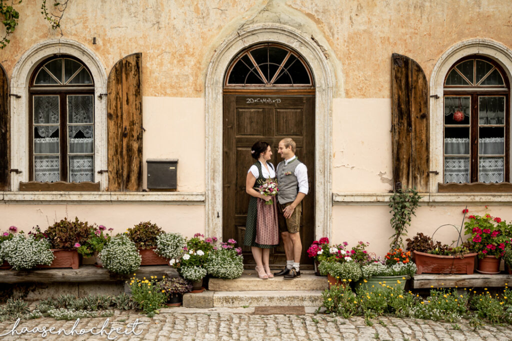 Bayerisches Brautpaar in Tracht | Strauß & Fliege
