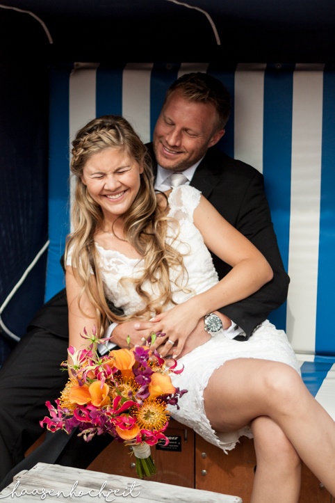 Brautpaar im Strandkorb Elopement Destination Wedding | Strauß & Fliege