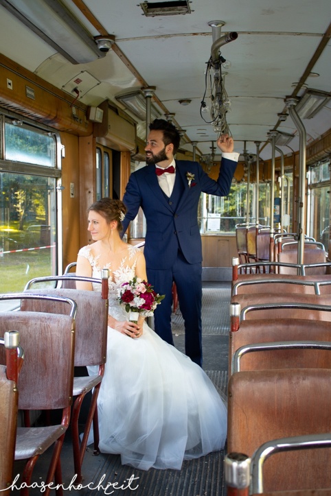 Brautpaar in Straßenbahn | Strauß & Fliege