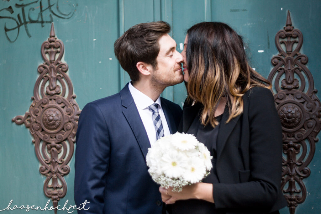 Brautpaar küsst sich zärtlich nach dem Standesamtsgang | Strauß & Fliege