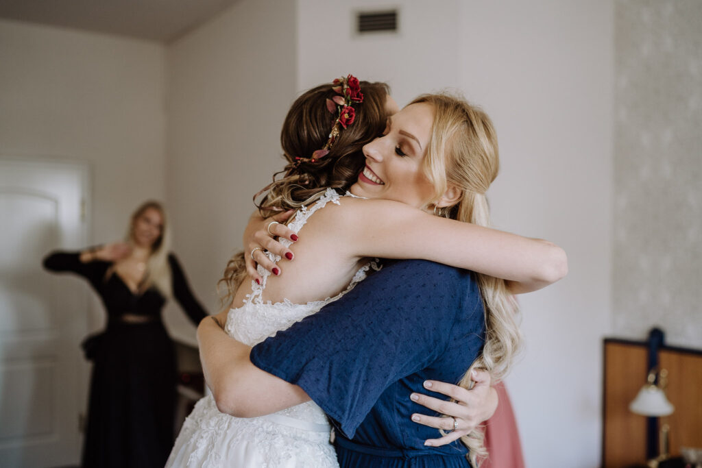 Glückliche Braut umarmt Wedding Planerin Vivan Anna vor Freude | Strauß & Fliege
