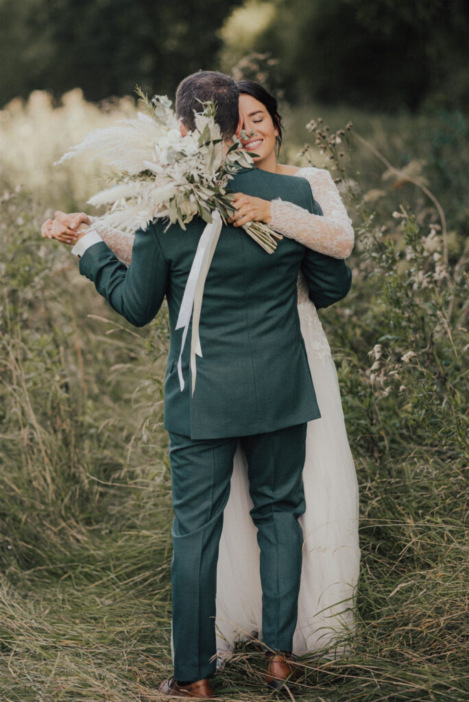 Brautpaar tanzt auf einer Almwiese | Strauß & Fliege