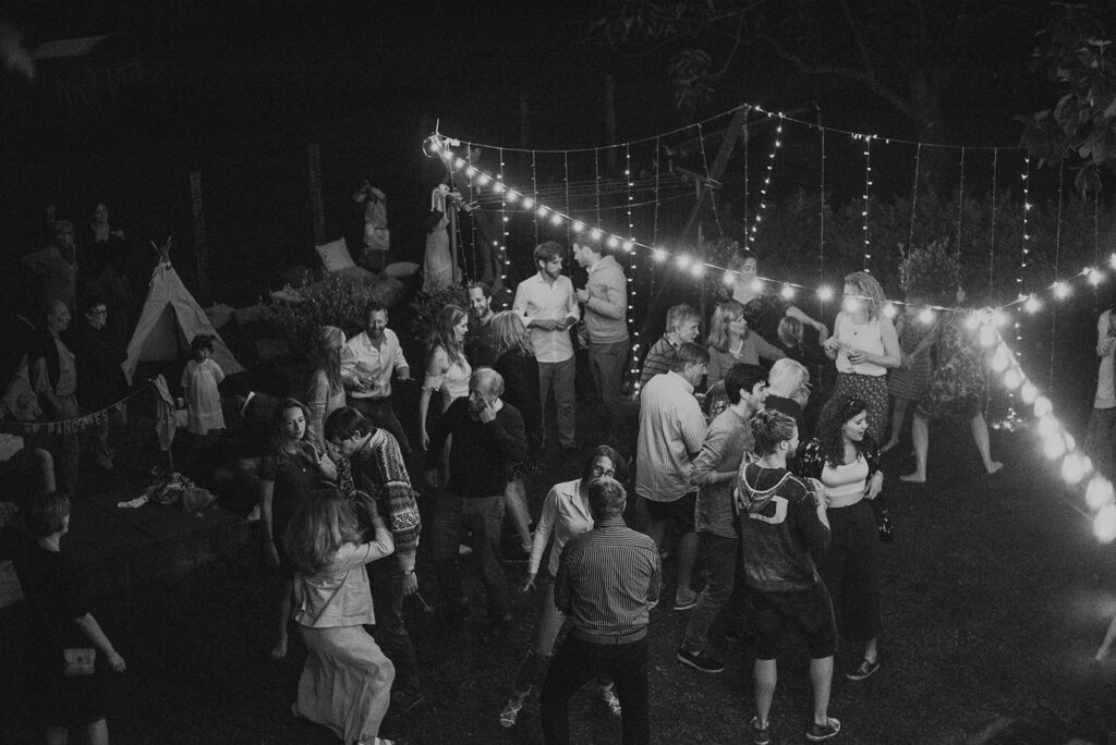 Hochzeit im Garten unter Girlanden | Strauß & Fliege