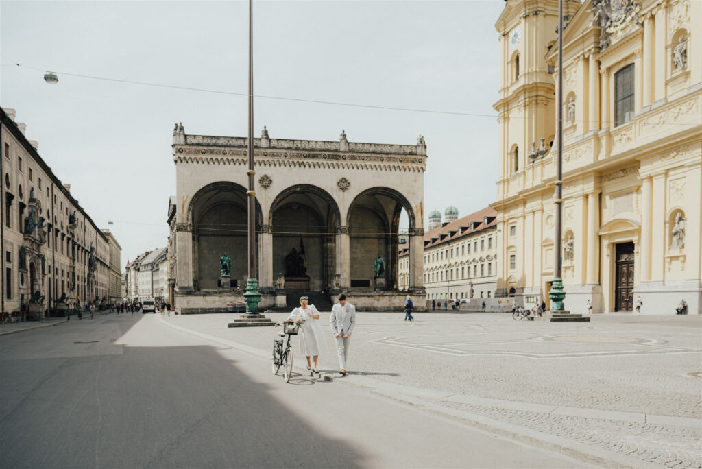 Brautpaar schlendert über den Odeonsplatz München | Strauß & Fliege