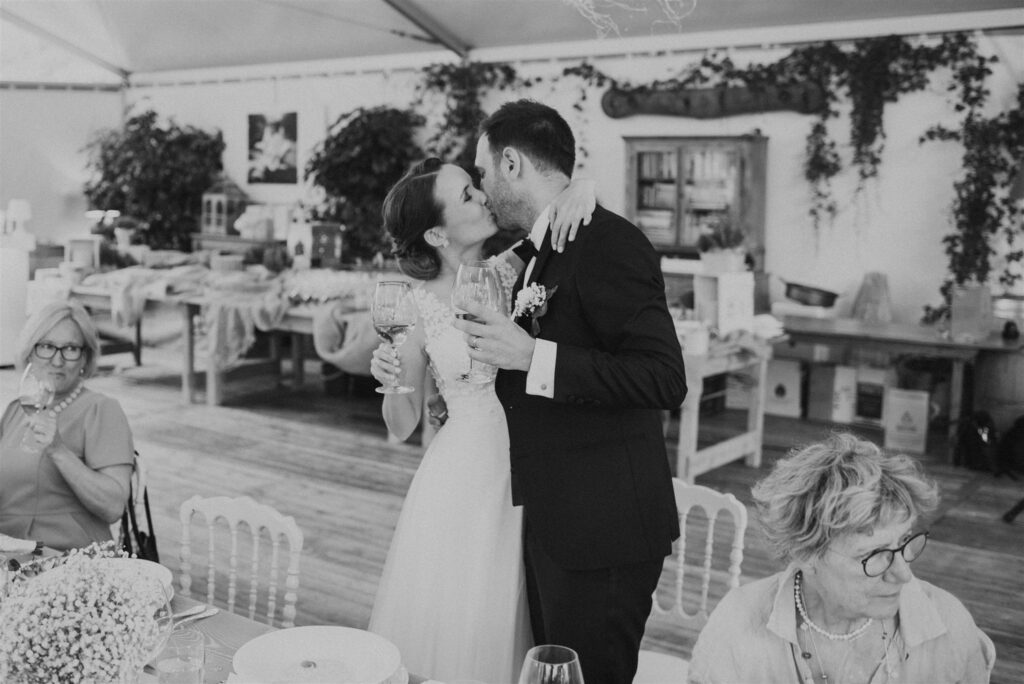 Brautpaar küsst sich innig nach der Hochzeitsansprache | Strauß & Fliege