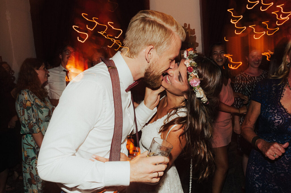 Lachendes Brautpaar feiert bei seiner Hochzeitsparty | Strauß & Fliege